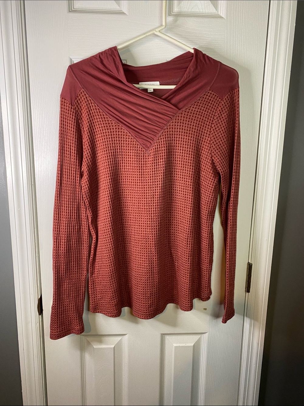 Hailey &Co.Women’s Long-Sleeve Waffle Knit Top in Dusty Rose Size Medium.